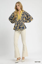 Load image into Gallery viewer, Two Tone Floral Print Top
